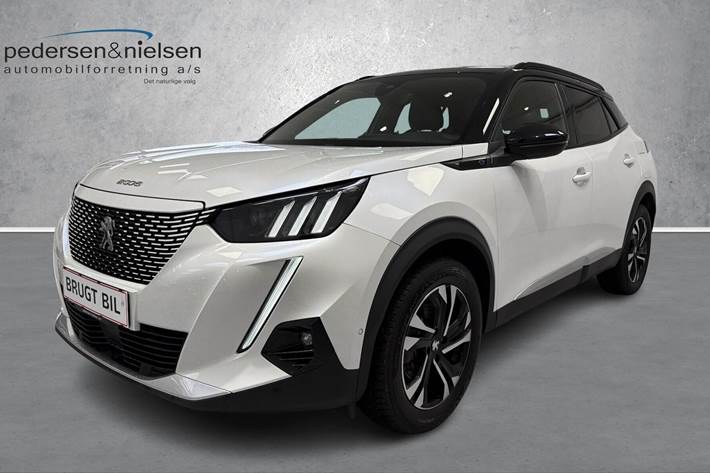 Hvid Peugeot e-2008 fra 2022 set udefra
