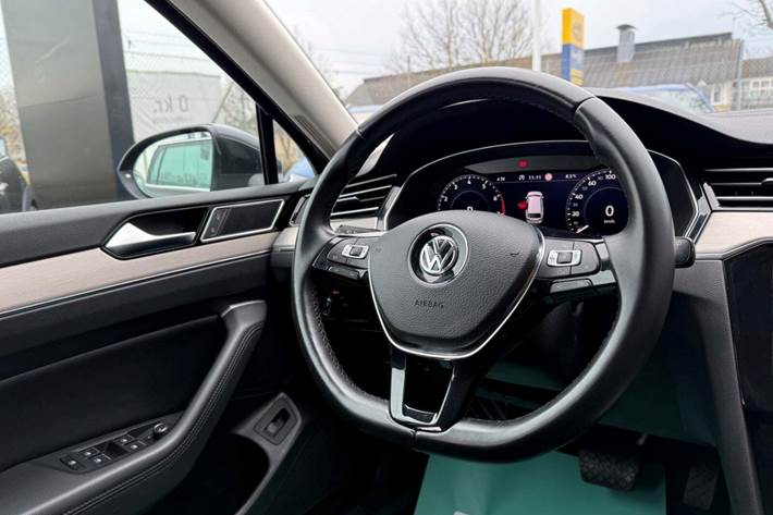 Grå VW Passat fra 2018