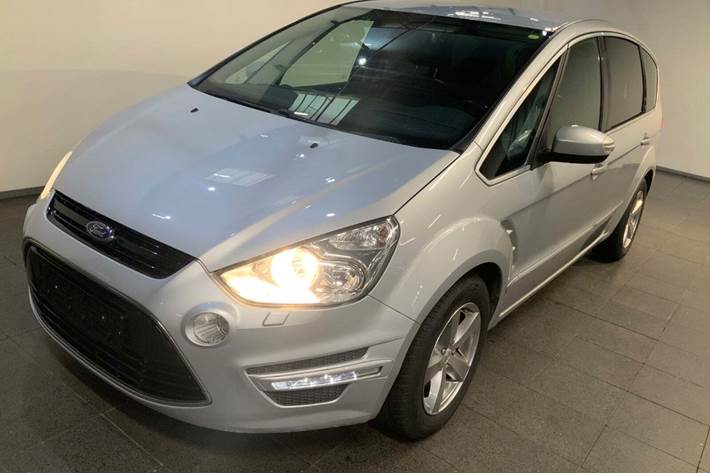 Sølv Ford S-MAX fra 2012 set udefra