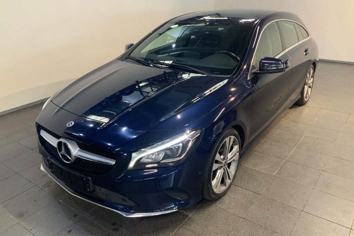 Blå Mercedes CLA200 d fra 2017 set udefra