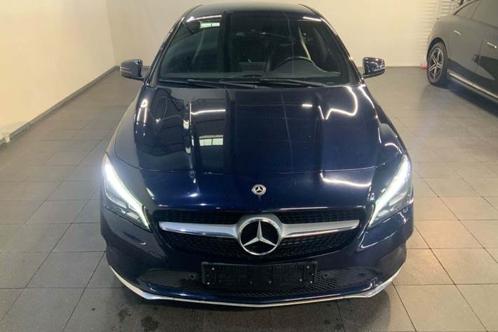 Blå Mercedes CLA200 d fra 2017