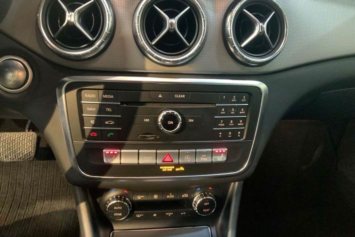 Blå Mercedes CLA200 d fra 2017