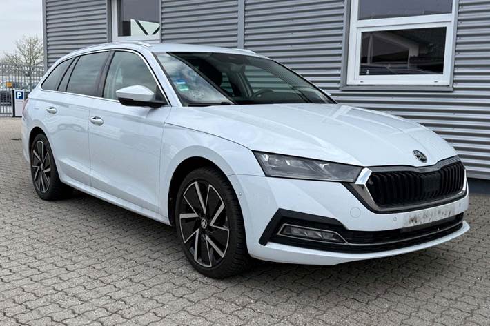 Hvid Skoda Octavia fra 2021