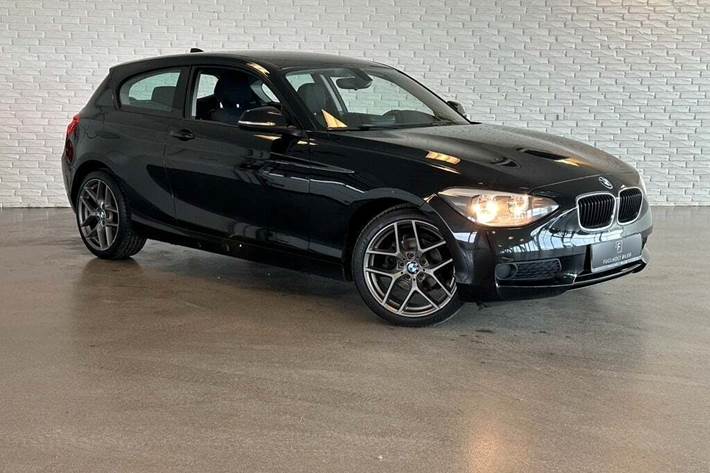 Sort BMW 114i fra 2014 set udefra