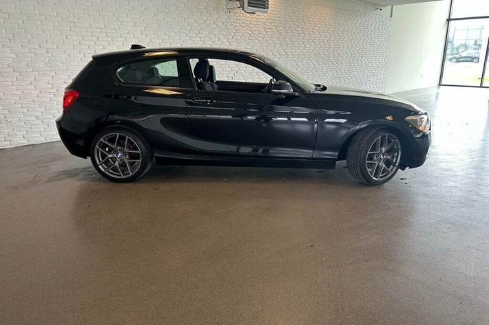 Sort BMW 114i fra 2014 set udefra