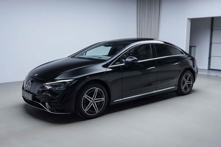 Sort Mercedes EQE350+ fra 2025
