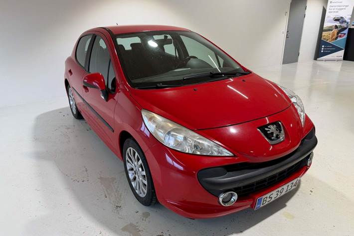 Rød Peugeot 207 fra 2007 set udefra
