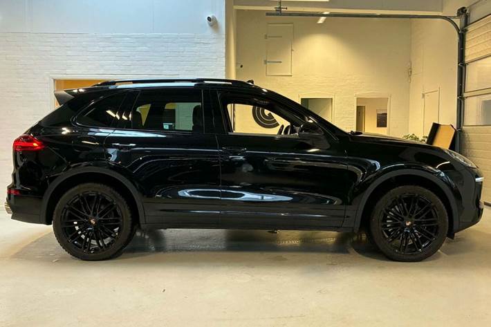 Sort Porsche Cayenne fra 2015