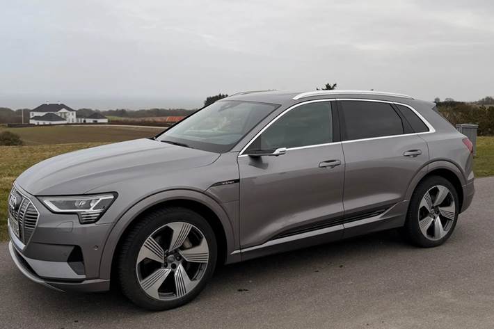 Grå Audi e-tron fra 2020