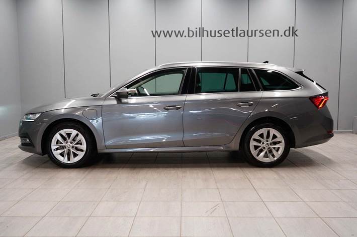 Grå Skoda Octavia fra 2022