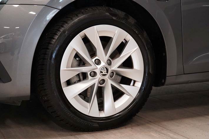 Grå Skoda Octavia fra 2022