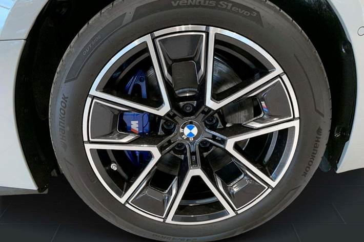 Grå BMW i4 fra 2025