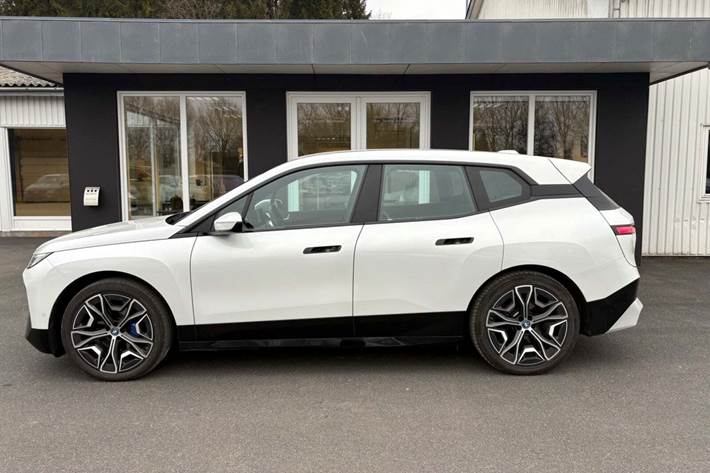 Hvid BMW iX fra 2022