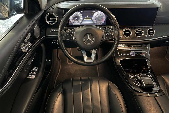 Sort Mercedes E220 d fra 2017