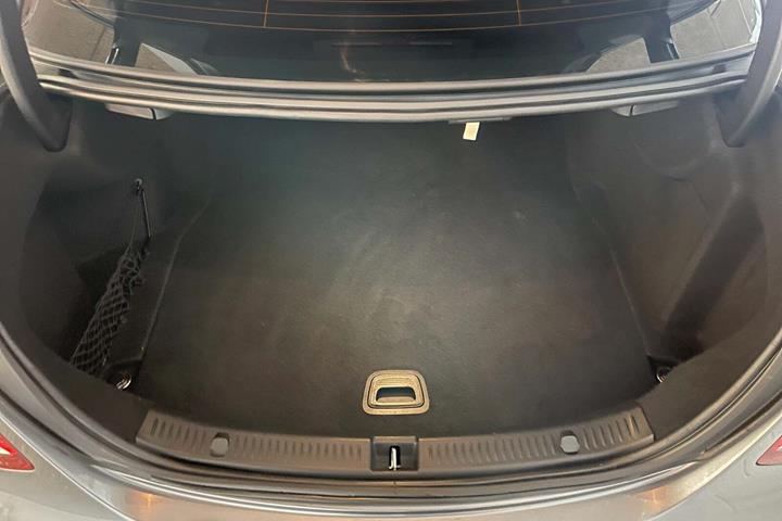 Sort Mercedes E220 d fra 2017