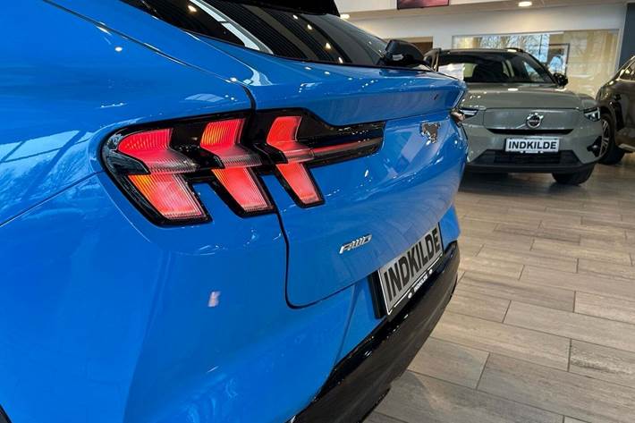 Blå Ford Mustang Mach-E fra 2021