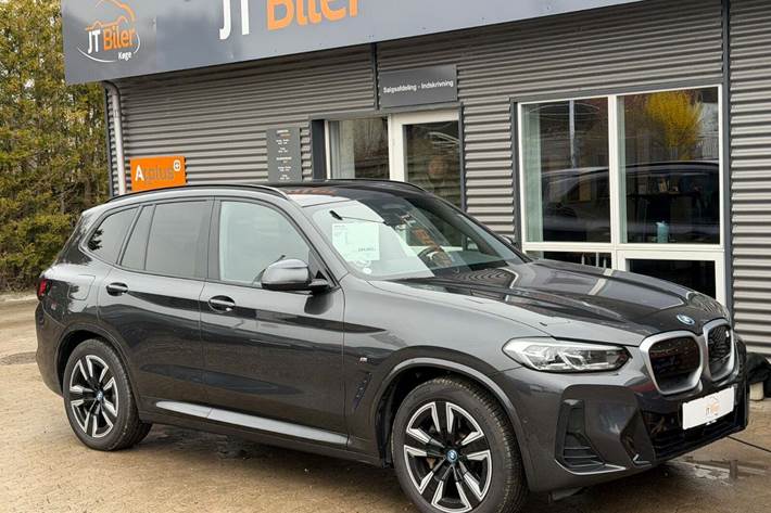 Grå BMW iX3 fra 2022 set udefra