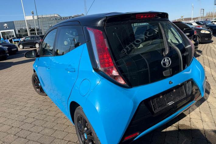 Blå Toyota Aygo fra 2015