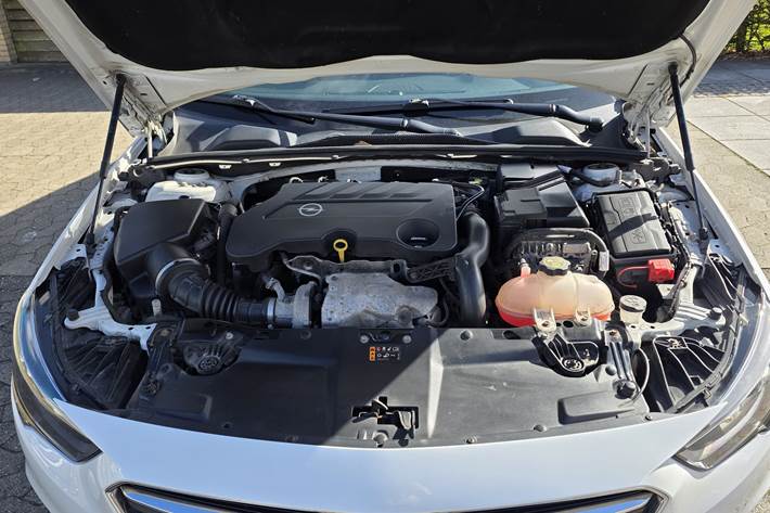 Hvid Opel Insignia fra 2018