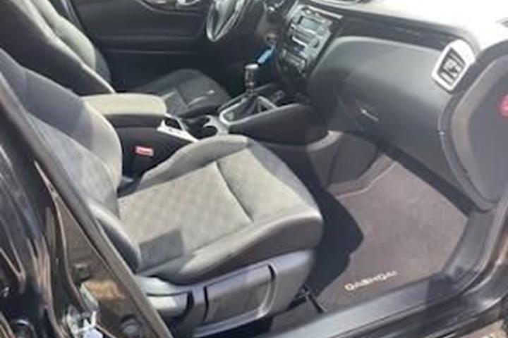 Sort Nissan Qashqai fra 2015