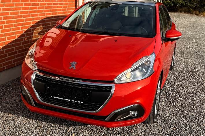 Rød Peugeot 208 fra 2019