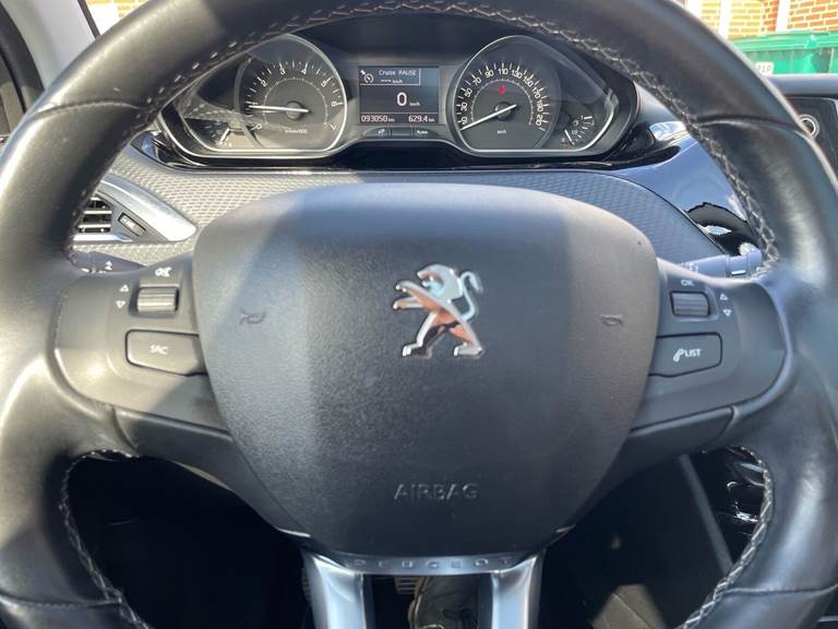 Peugeot 208 1,2 PureTech Privé 82HK 5d