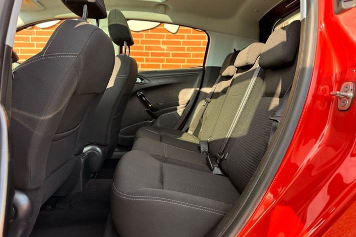 Rød Peugeot 208 fra 2019