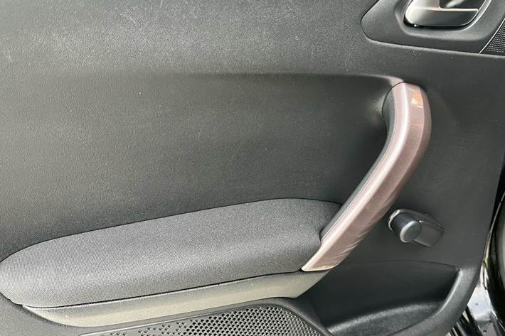 Sort Peugeot 2008 fra 2015