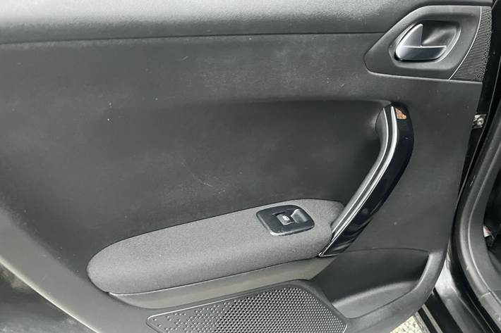 Sort Peugeot 208 fra 2020