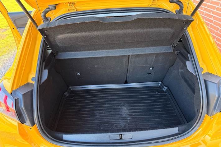 Gul Peugeot 208 fra 2020