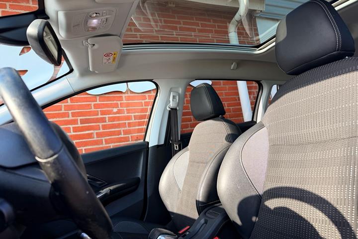 Sort Peugeot 2008 fra 2017