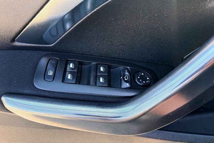 Sort Peugeot 2008 fra 2017