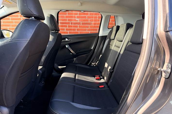 Sort Peugeot 2008 fra 2017