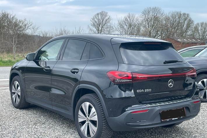 Sort Mercedes EQA250 fra 2023