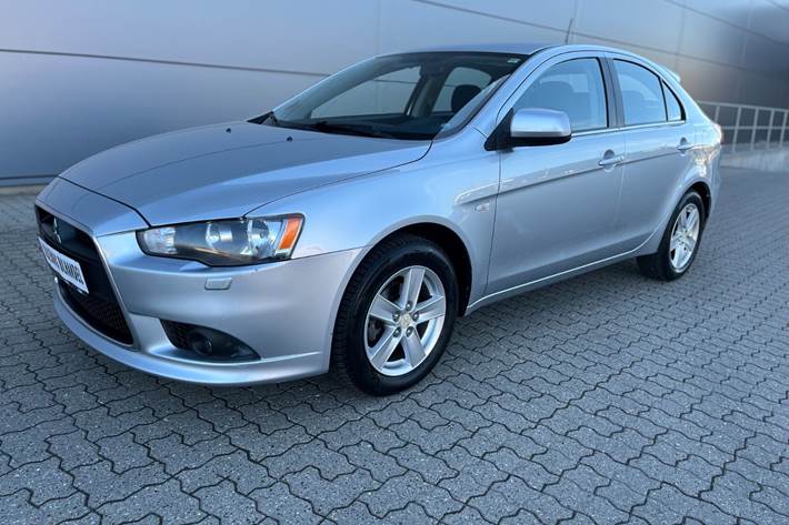 Sølv Mitsubishi Lancer fra 2010