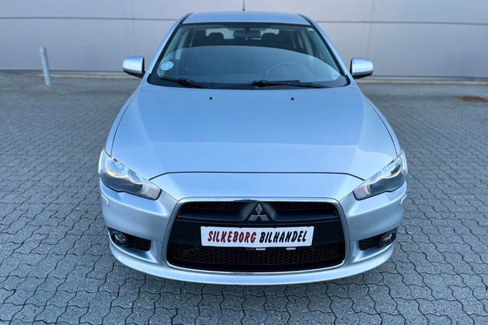 Sølv Mitsubishi Lancer fra 2010