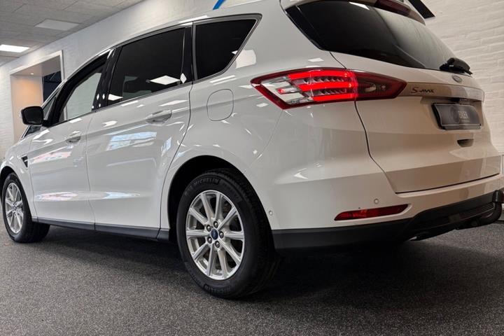 Hvid Ford S-MAX fra 2018