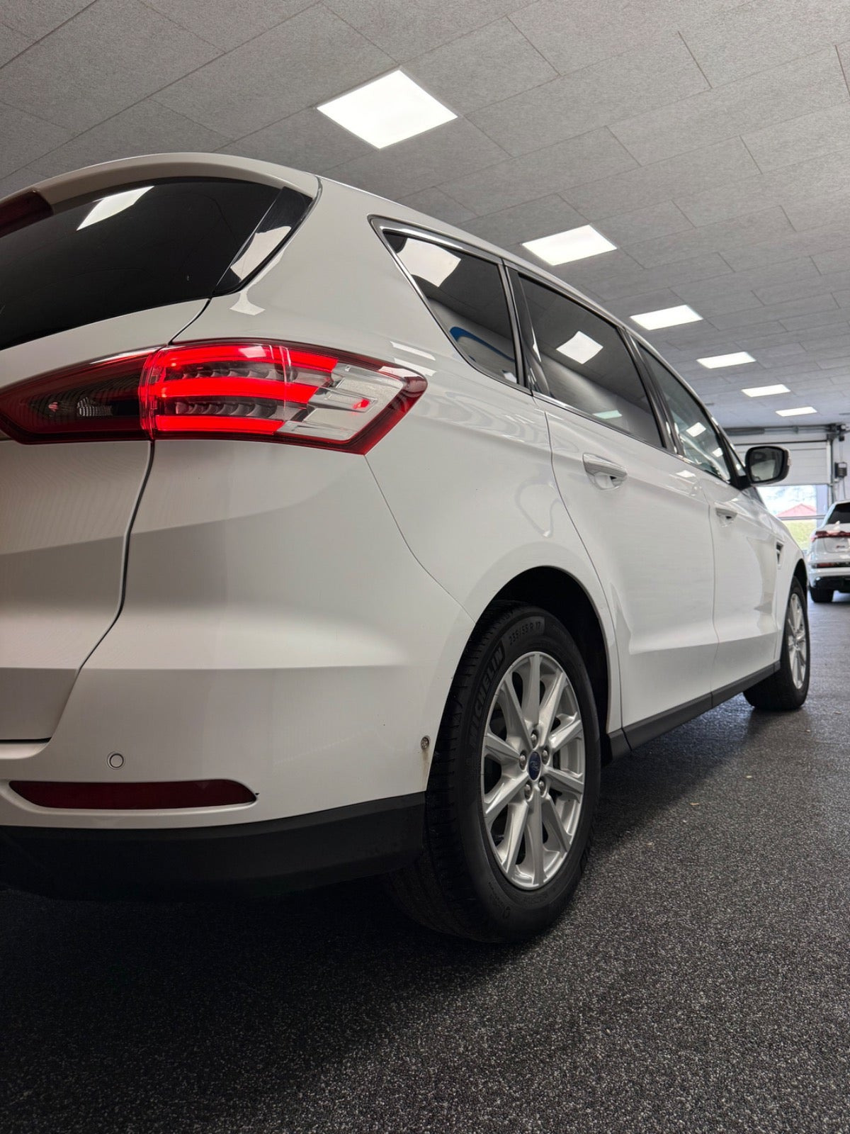 Hvid Ford S-MAX fra 2018
