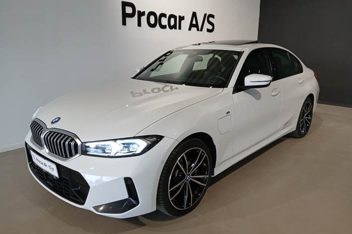 Hvid BMW 330e fra 2024