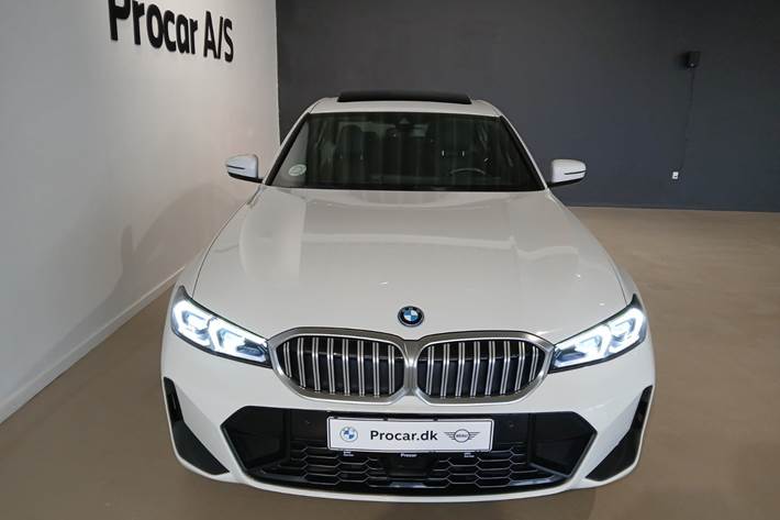 Hvid BMW 330e fra 2024