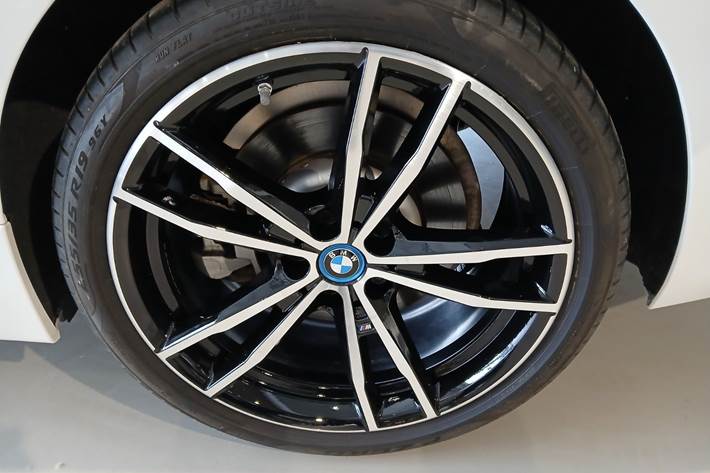 Hvid BMW 330e fra 2024