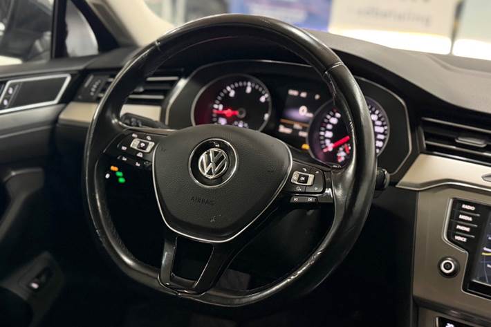 Grå VW Passat fra 2015