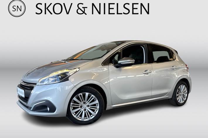 Sølv Peugeot 208 fra 2016 set udefra