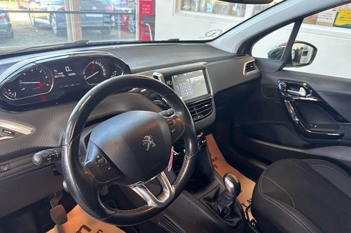 Sølv Peugeot 208 fra 2016