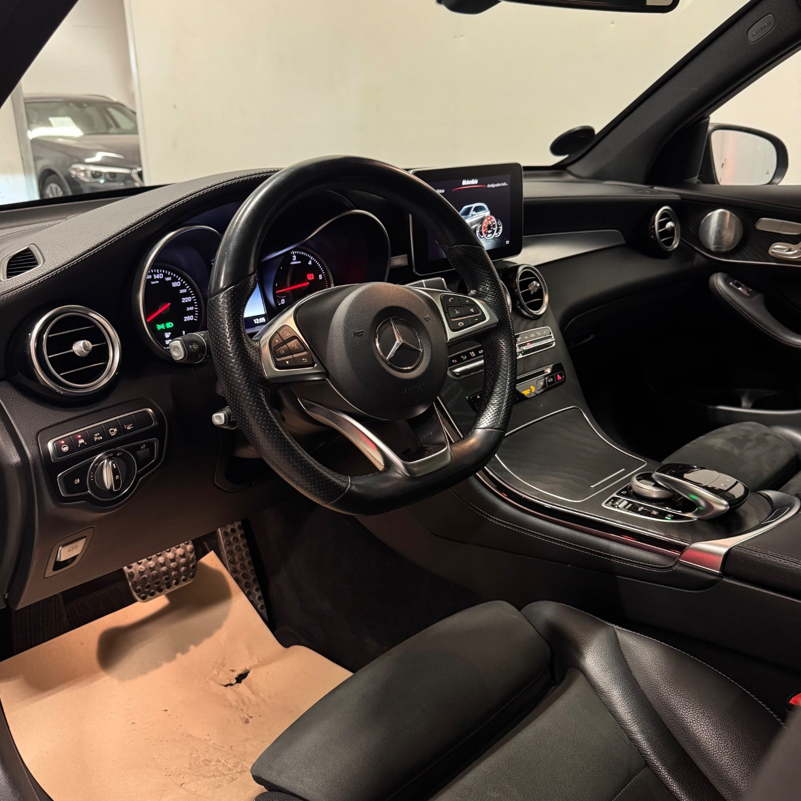 Sort Mercedes GLC350 d fra 2018 set indefra