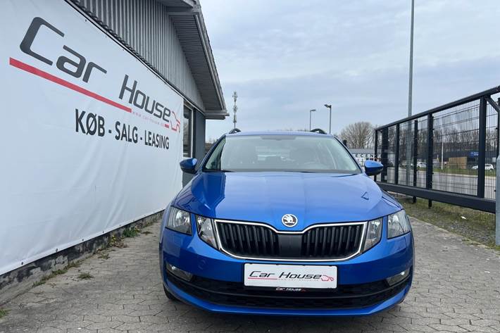 Blå Skoda Octavia fra 2020