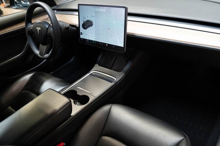 Sort Tesla Model 3 fra 2021