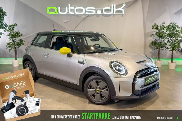 Sølv Mini Cooper SE fra 2024 set udefra