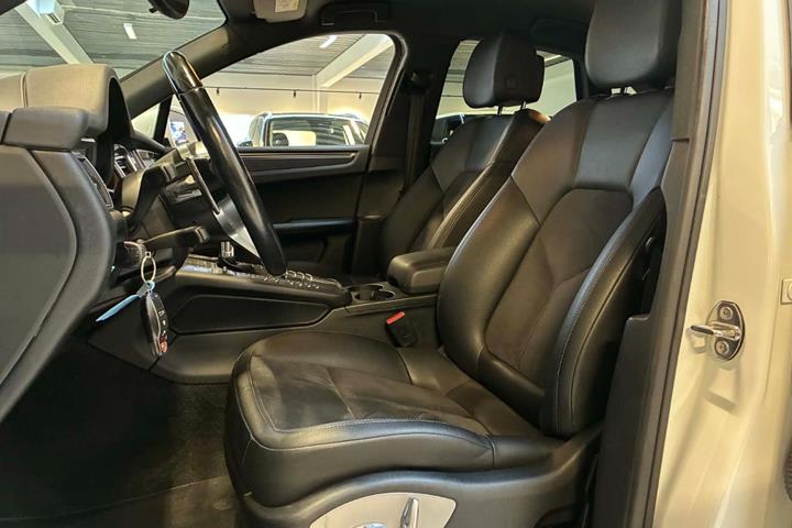 Hvid Porsche Macan fra 2018