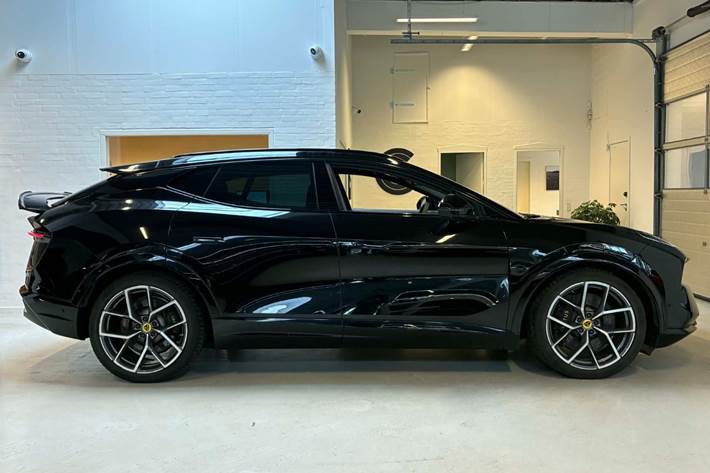 Sort Lotus Eletre fra 2023